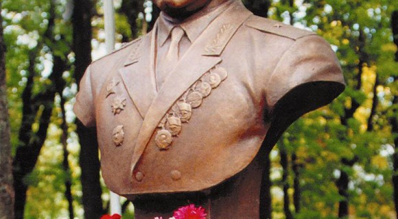 Бюст генералу П.Ф. Москвитину, 2001 г. Ельня