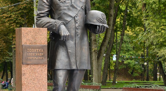 Памятник губернатору Смоленска А.Г.Лопатину