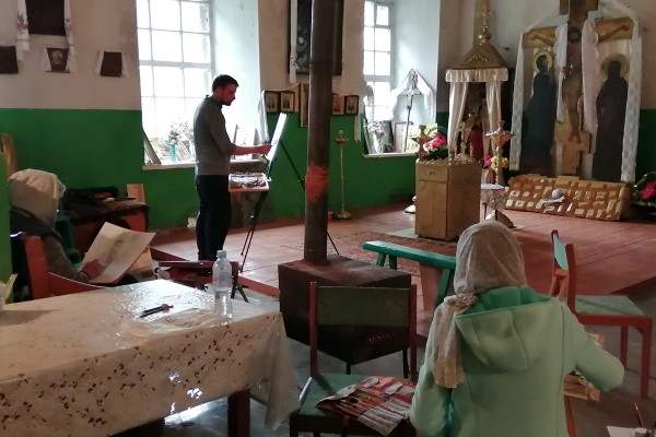 Художники Малинина, Зорин и Колодяжная рисуют в храме Спаса