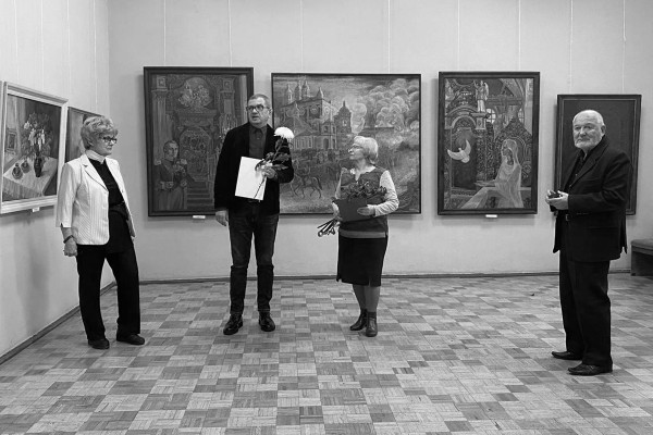 20 октября в 16:00 в Доме художника состоялось открытие персональной выставки члена Союза художников России Аллы Ивановны Бондаревой.
Живопись на втором этаже. Графика и рисунок в живописи на первом этаже.